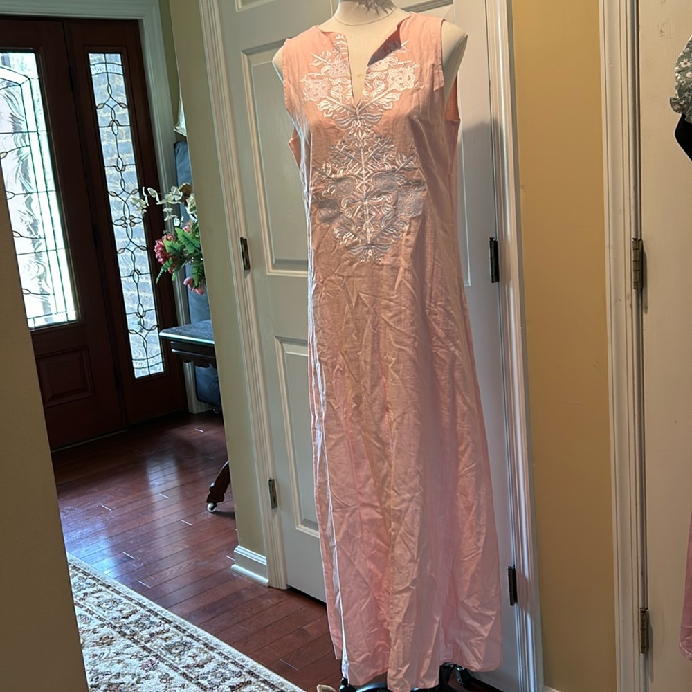 Maxi linen dress with white embroidery.